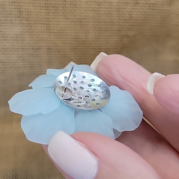 🔥LAST PAIR🔥 Sculptural Flower Statement Earrings - Picture 8 of 9